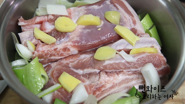 Layer the ingredients in the pot — step photo 2