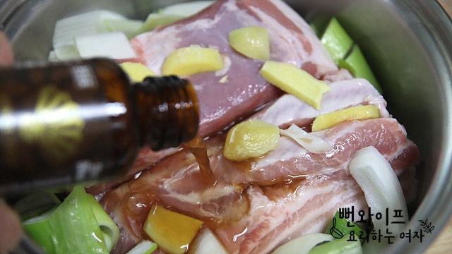 Layer the ingredients in the pot — step photo 1