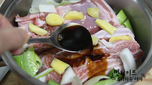 Layer the ingredients in the pot — step photo 2
