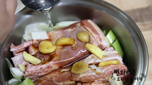 Layer the ingredients in the pot — step photo