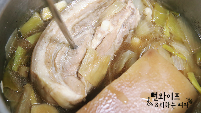 Simmer the pork belly — step photo 1