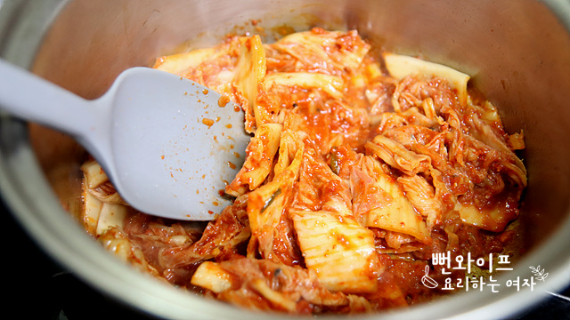 Stir-fry the kimchi — step photo