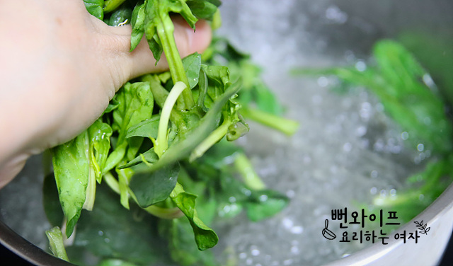 Blanch the spinach — step photo 1