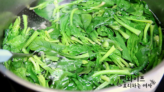 Blanch the spinach — step photo 2