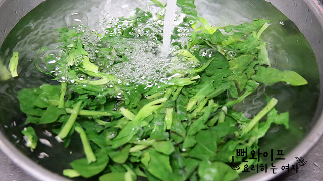 Blanch the spinach — step photo 1