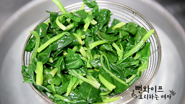 Blanch the spinach — step photo 2