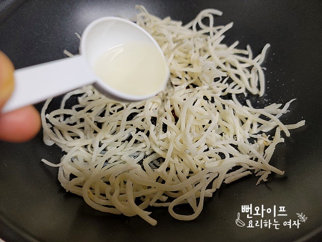 Stir-fry the dried squid strips — step photo 1