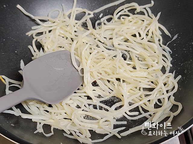 Stir-fry the dried squid strips — step photo 2