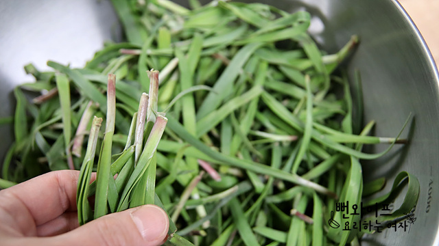 Trim the garlic chives — step photo