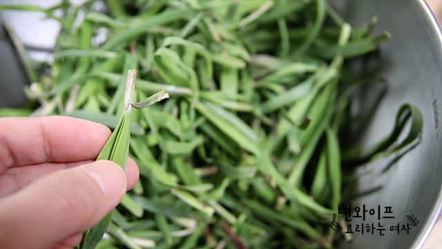 Trim the garlic chives — step photo 1