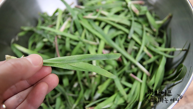 Trim the garlic chives — step photo 2