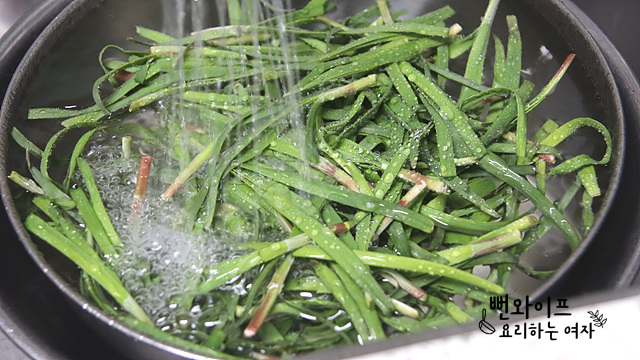 Trim the garlic chives — step photo