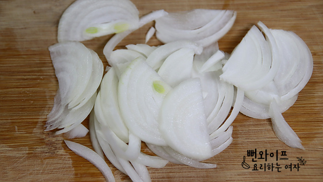 Slice the onion — step photo 1