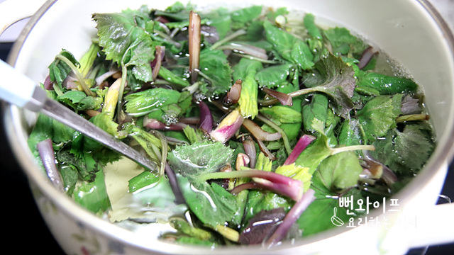 Blanch the butterbur shoots — step photo 1