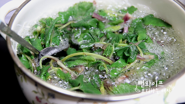 Blanch the butterbur shoots — step photo 2