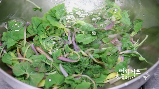 Blanch the butterbur shoots — step photo 1