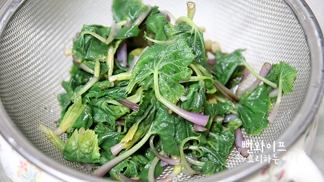Blanch the butterbur shoots — step photo 2