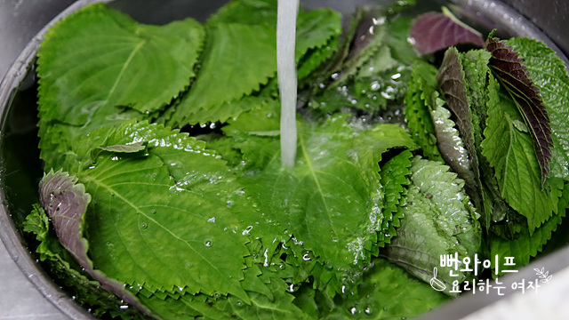 Wash the perilla leaves — step photo 1