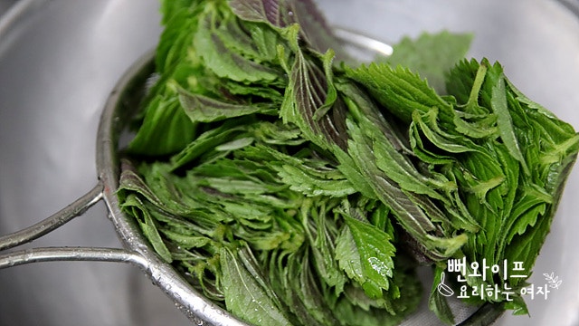 Wash the perilla leaves — step photo 2