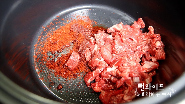 Stir-fry the ingredients — step photo