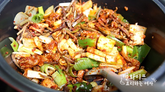 Stir-fry the ingredients — step photo