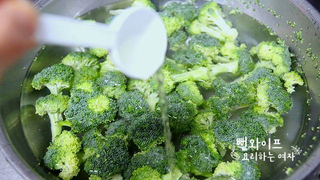 Trim and wash the broccoli — step photo 1