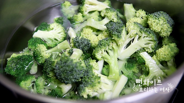 Blanch the broccoli — step photo 1
