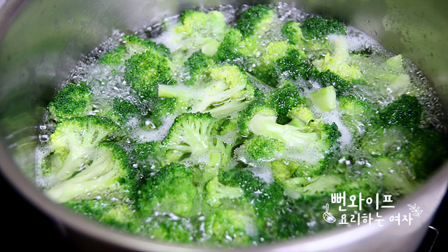 Blanch the broccoli — step photo 2