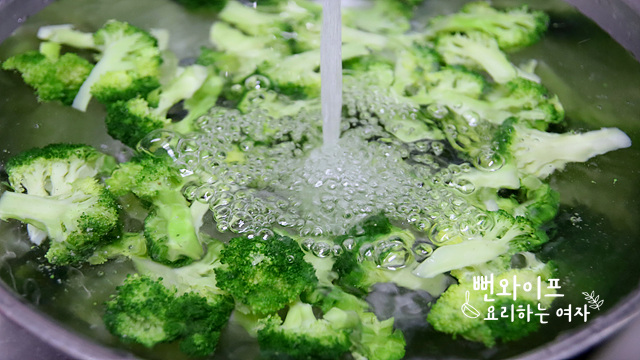 Blanch the broccoli — step photo 1