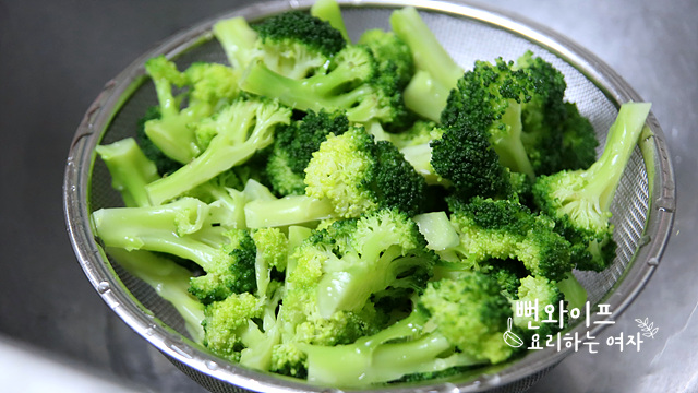 Blanch the broccoli — step photo 2