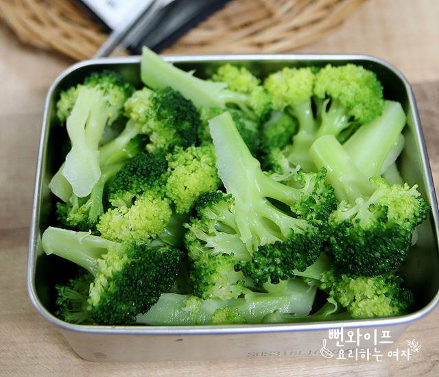 Blanch the broccoli — step photo