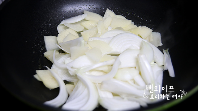 Sauté the ingredients — step photo 1