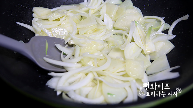 Sauté the ingredients — step photo 2