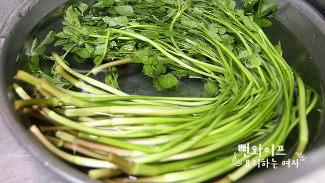 Wash the water dropwort — step photo 2