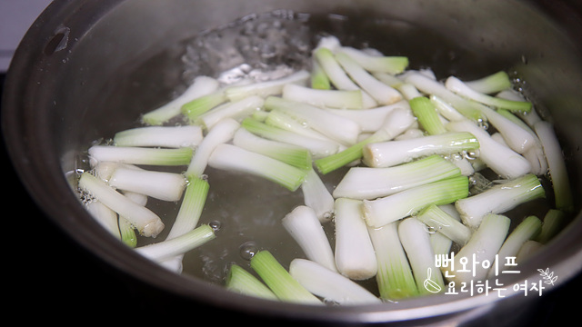 Blanch the scallions — step photo 2
