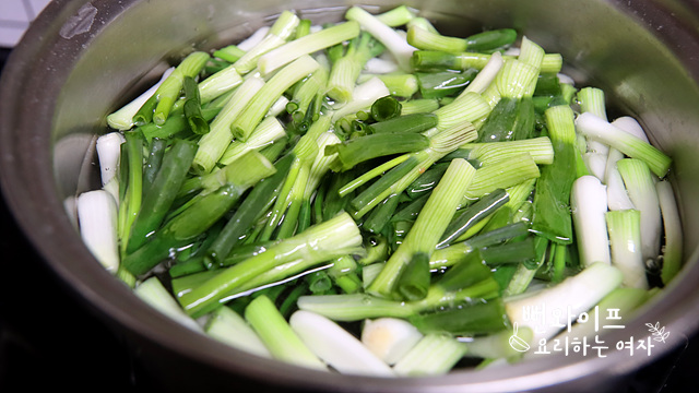 Blanch the scallions — step photo 1