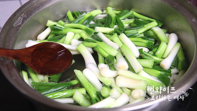 Blanch the scallions — step photo 2