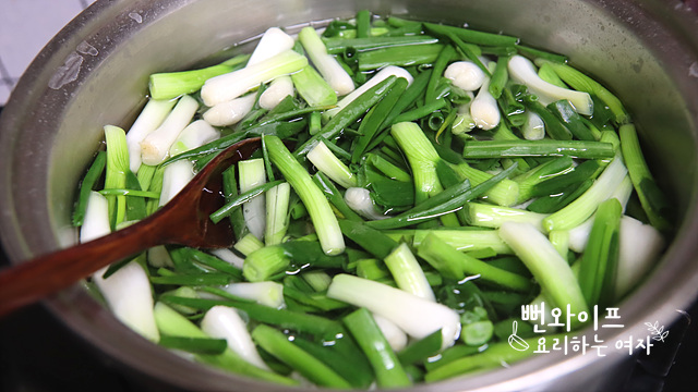 Blanch the scallions — step photo 3