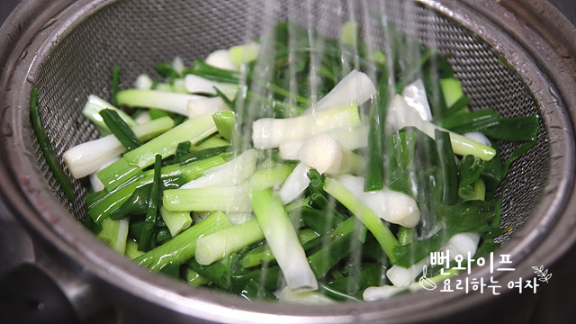 Blanch the scallions — step photo 1
