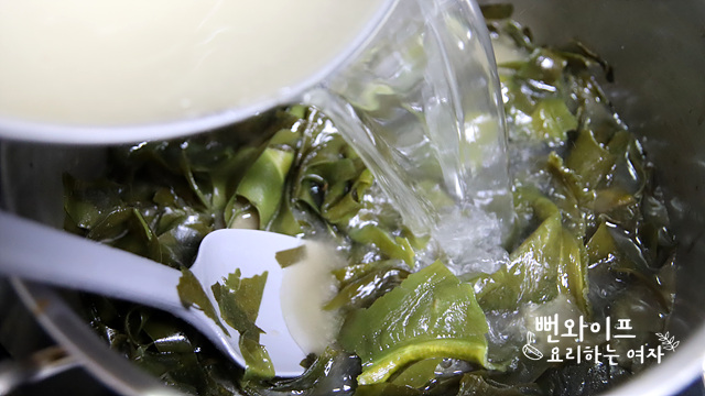 Cook the seaweed soup — step photo 1