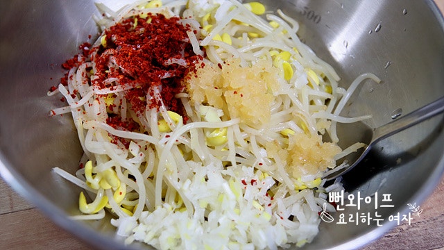 Season the soybean sprouts — step photo 1