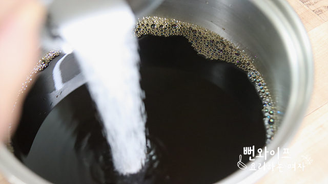 Boil the soy sauce brine — step photo 1