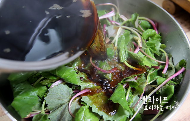 Pour the soy sauce brine — step photo 1