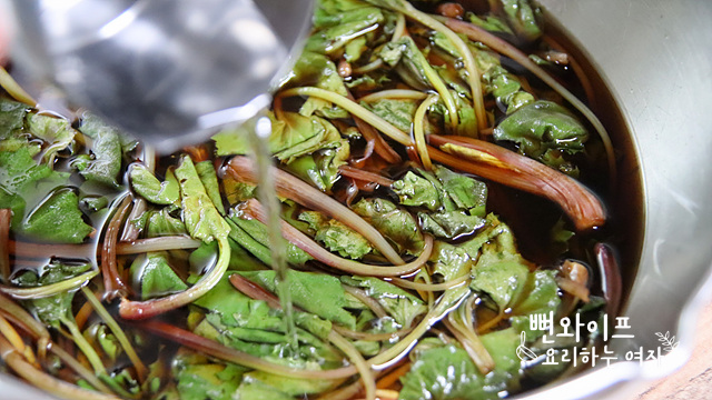 Pour the soy sauce brine — step photo 1