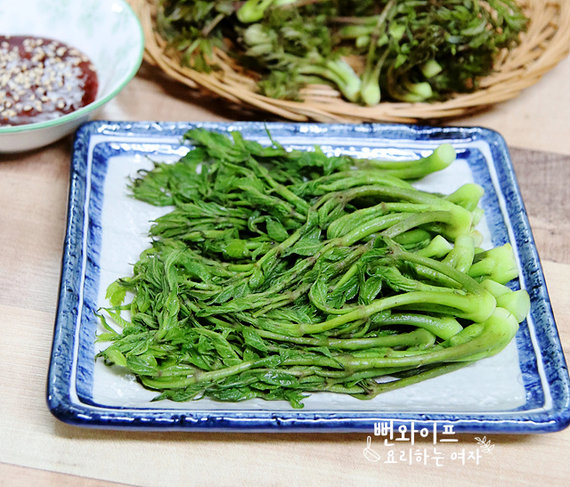 Fragrant Dureup Sukhoe (Parboiled Angelica Tree Shoots) — finished dish