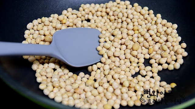 Toast the soybeans — step photo 1