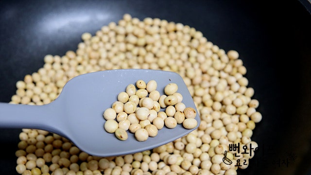 Toast the soybeans — step photo 2
