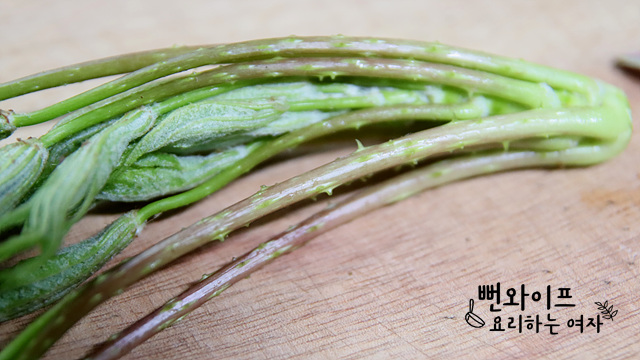 Clean the prickly castor oil tree shoots — step photo 2