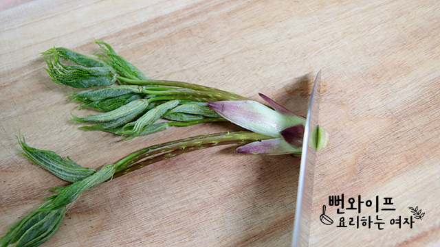 Clean the prickly castor oil tree shoots — step photo 1