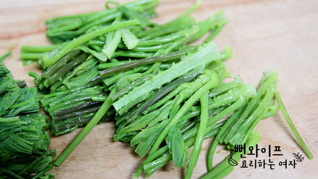 Blanch the prickly castor oil tree shoots — step photo 2